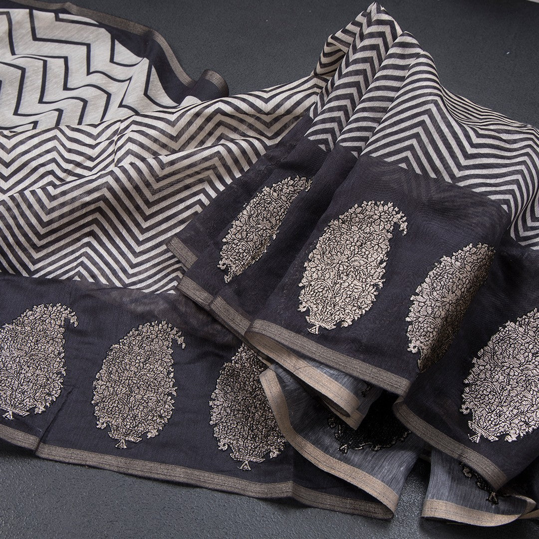 Semi Linen Cream Zig Zag Printed Saree And Zari Thread Border