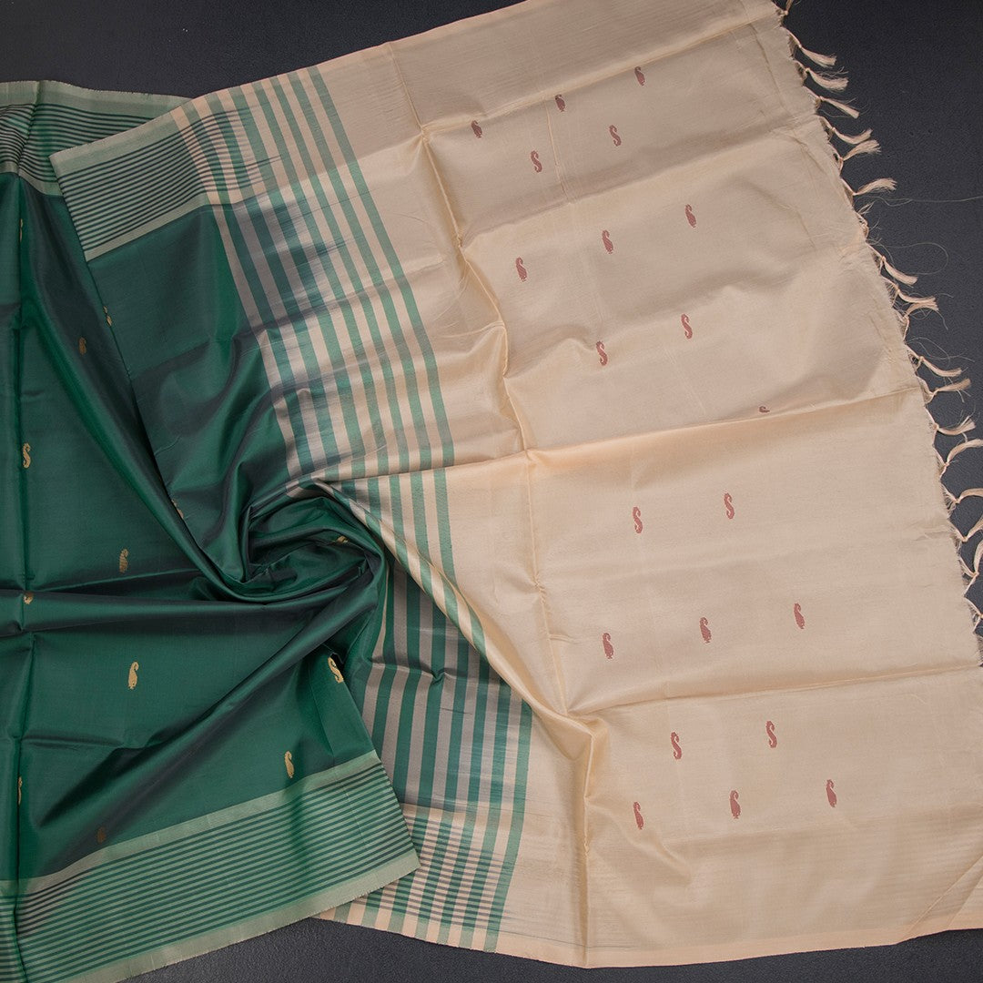 Vaazhai Naar Bottle Green Saree With Thread Buttas And Contrast Pallu