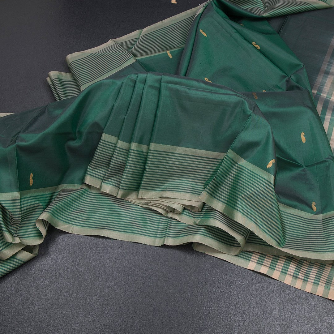 Vaazhai Naar Bottle Green Saree With Thread Buttas And Contrast Pallu