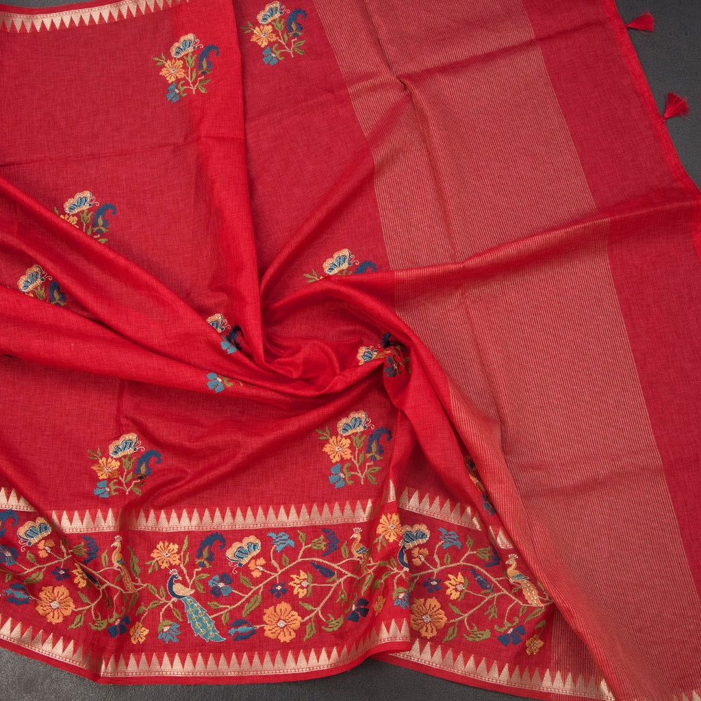 RTSR42208-5-Raw-Silk-Red-Floral-Thread-Work-Saree-02-crush