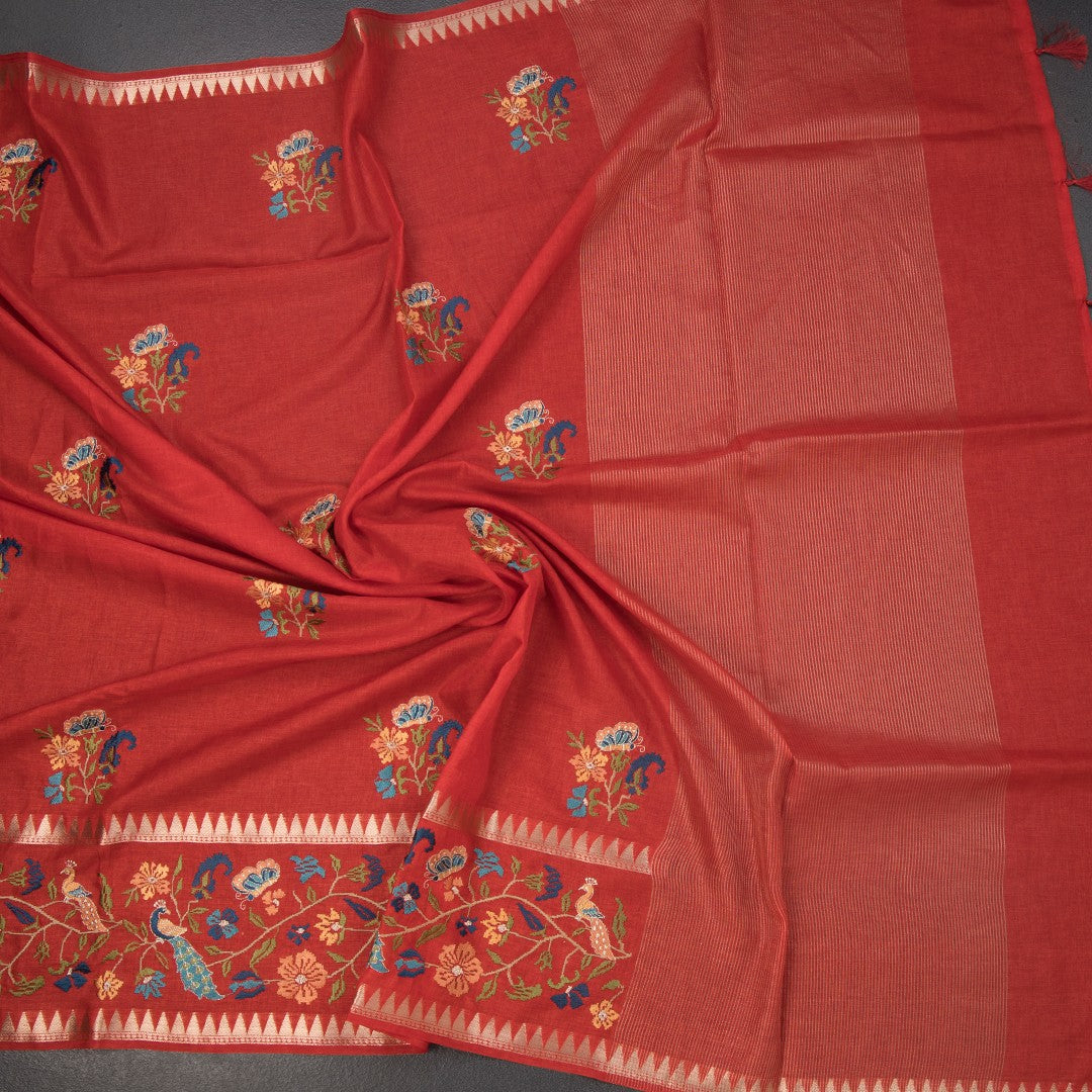 RTSR42210-5-Raw-Silk-Red-Floral-Thread-Work-Saree-03-crush