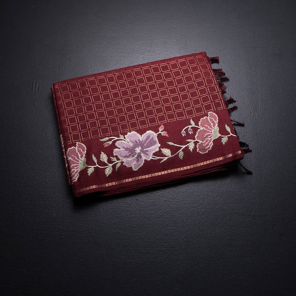 RTSR42216-1-Raw-Silk-Maroon-Zari-Checked-Saree-And-Floral-Thread-Border-02-fold