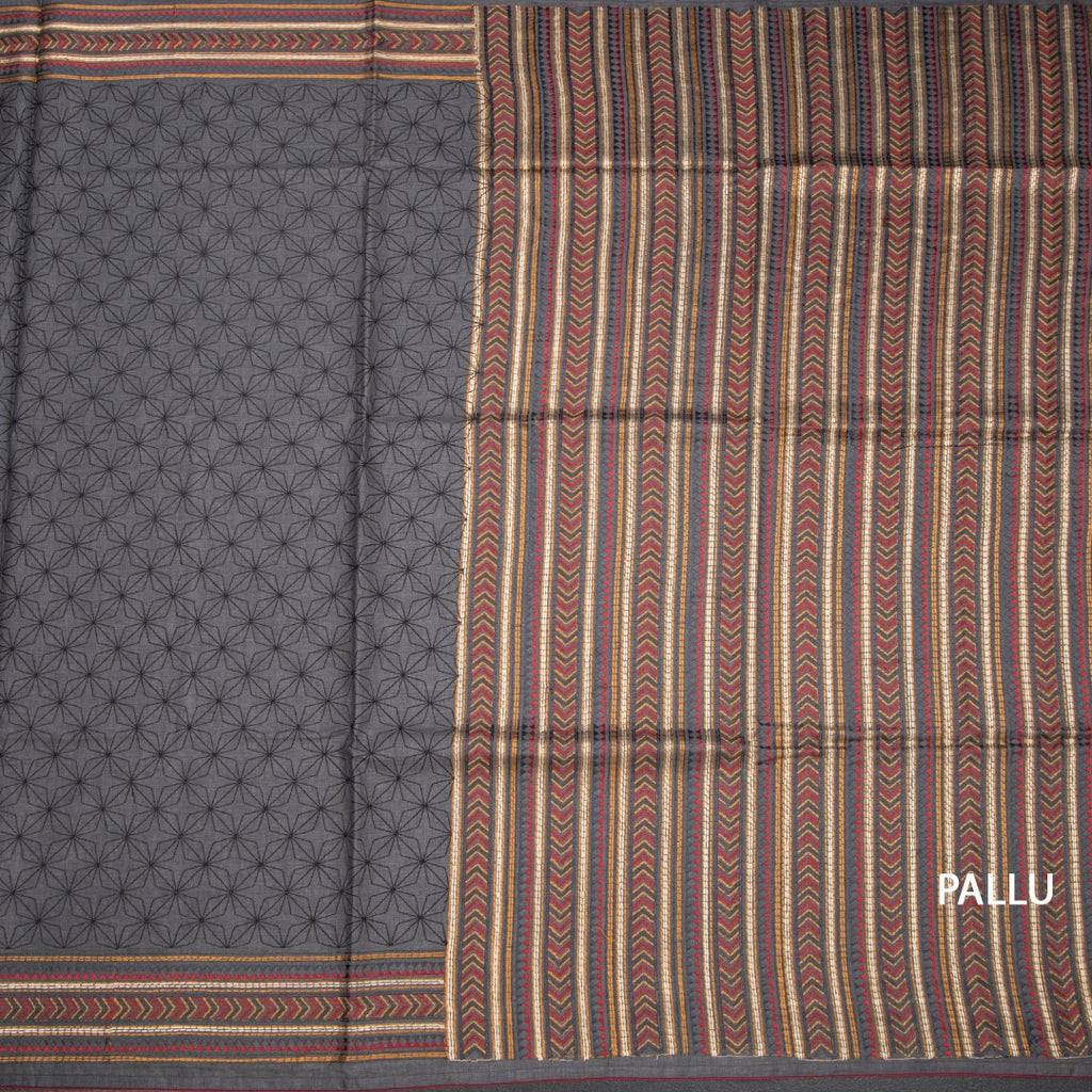 RTSR42364-2-Raw-Silk-Grey-Thread-Work-Saree-pallu