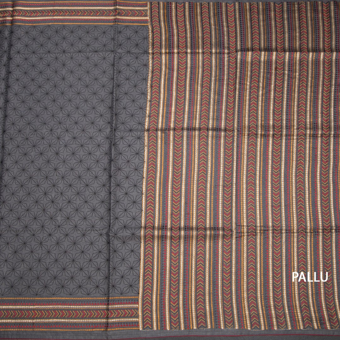RTSR42364-2-Raw-Silk-Grey-Thread-Work-Saree-pallu