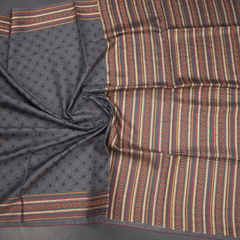 RTSR42364-4-Raw-Silk-Grey-Thread-Work-Saree-crush