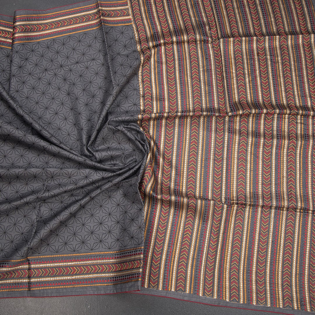 RTSR42364-4-Raw-Silk-Grey-Thread-Work-Saree-crush