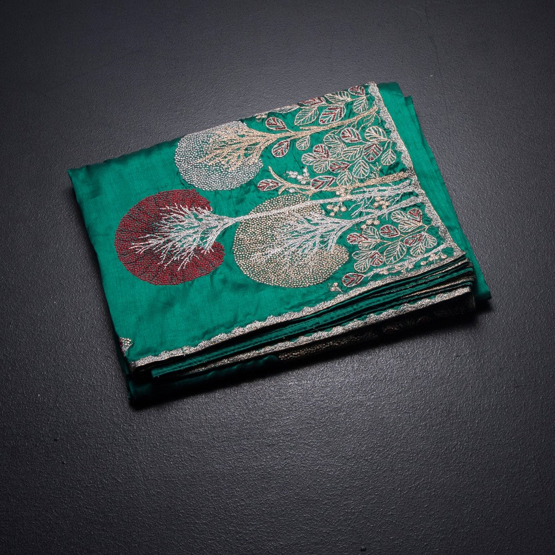 RTSR42375-1-Raw-Silk-Peacock-Green-Zari-Worked-Saree-In-Tree-Design-fold