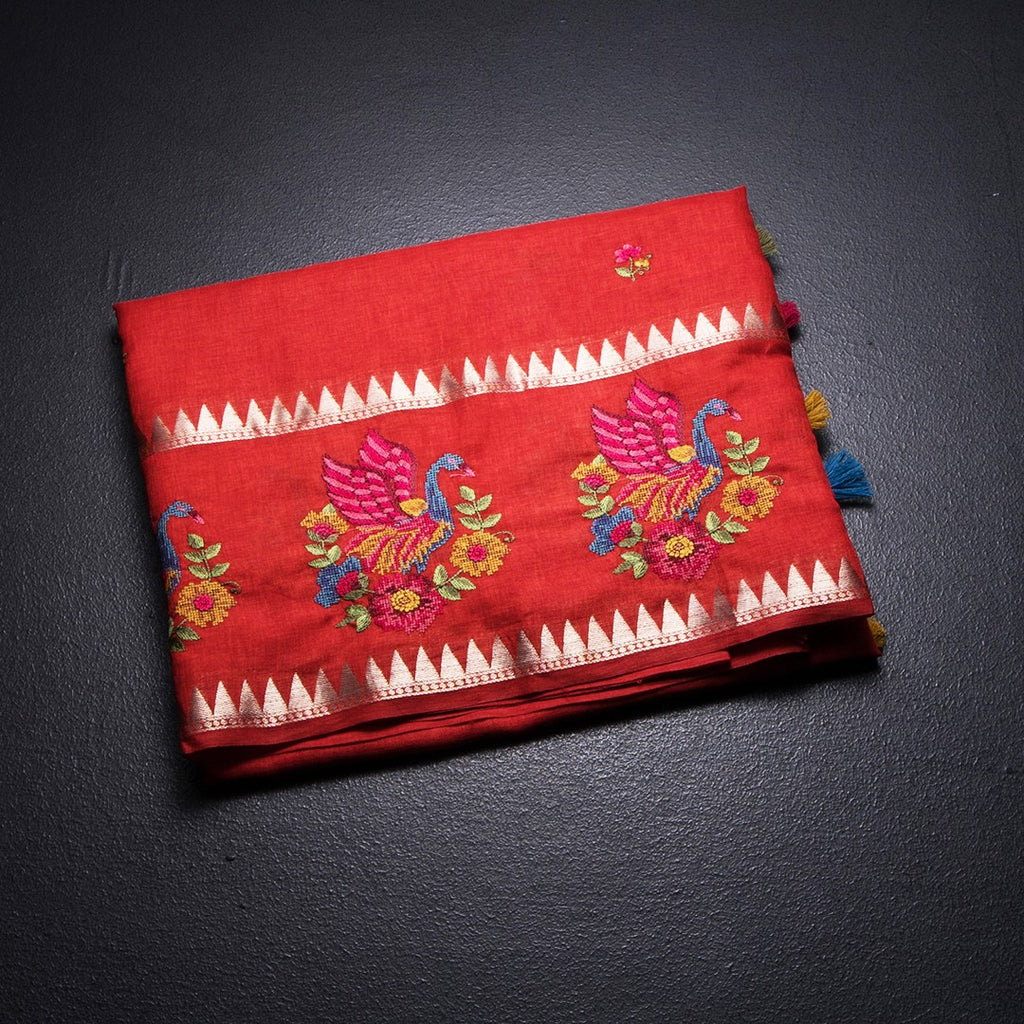 RTSR42463-1-Raw-Silk-Red-Thread-Work-Saree-02-fold